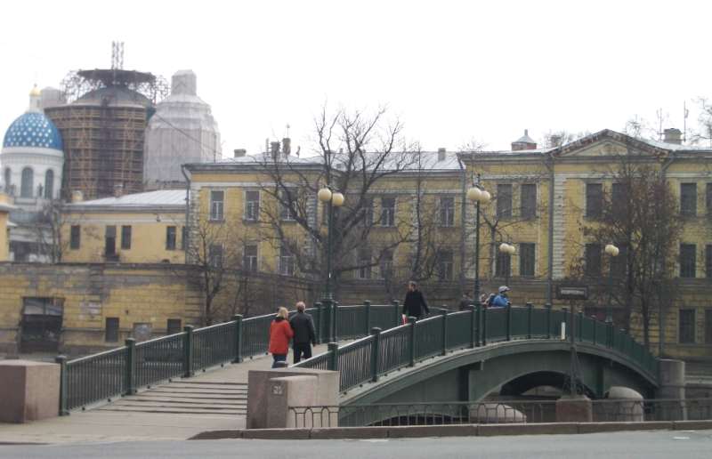 Красноармейский мост. На втором плане слева - ремонтируемые после пожара 2007 г. купола Троицкого (Измайловского) собора 